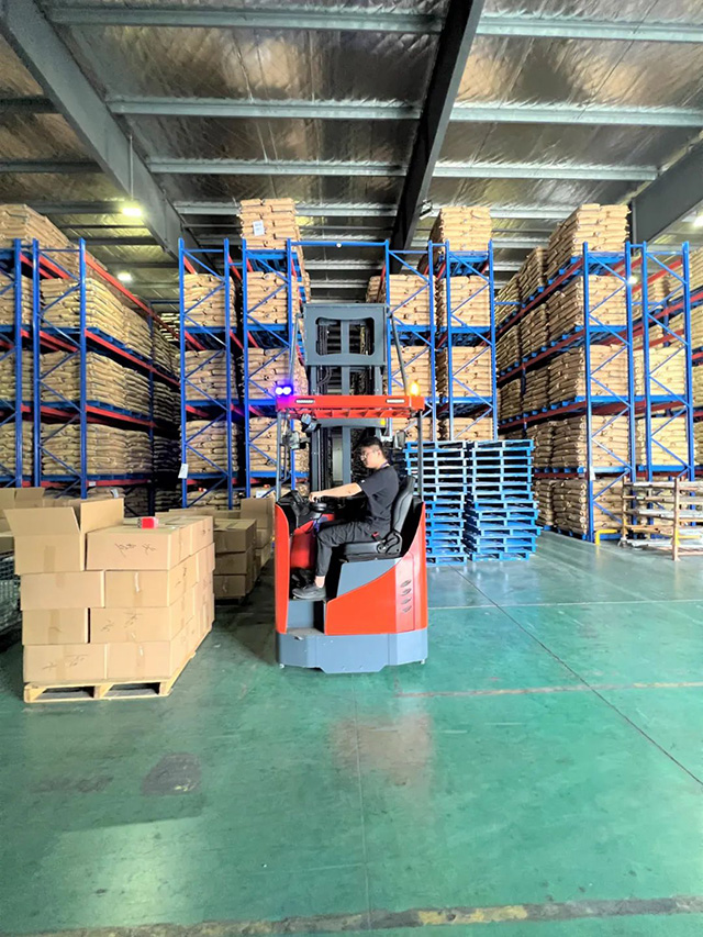 米瑪座駕式三向叉車.jpg 米瑪座駕式三向叉車.jpg