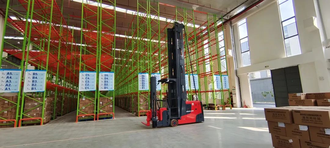 米瑪三向叉車高位叉車.jpg 米瑪三向叉車高位叉車.jpg