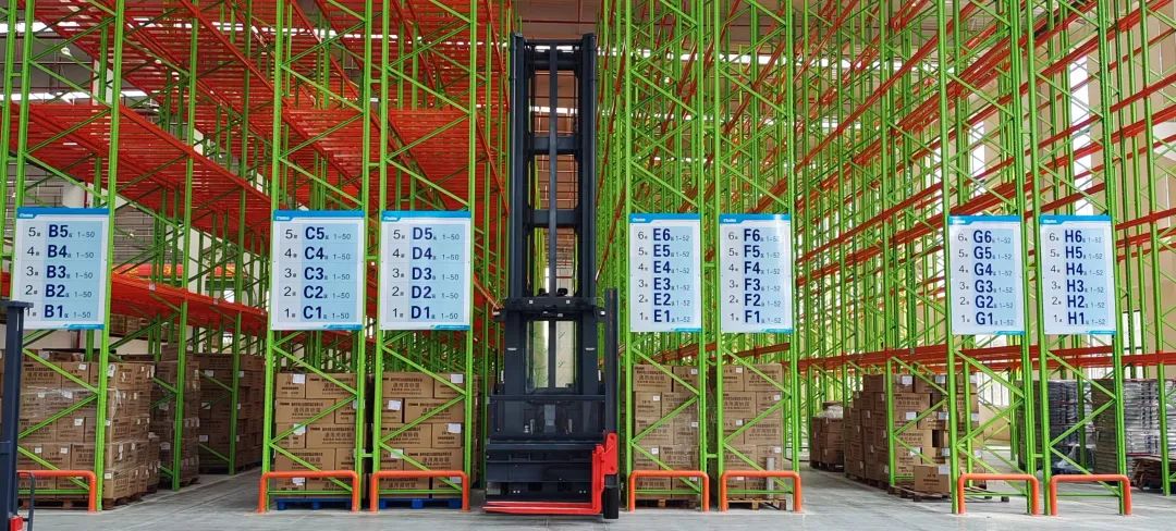 窄巷道三向叉車.jpg 窄巷道三向叉車.jpg