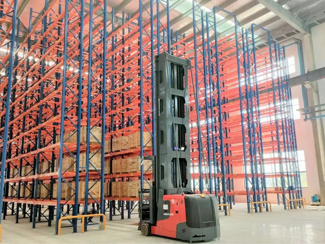 米瑪窄巷道密集倉(cāng)儲(chǔ)叉車.jpg 米瑪窄巷道密集倉(cāng)儲(chǔ)叉車.jpg