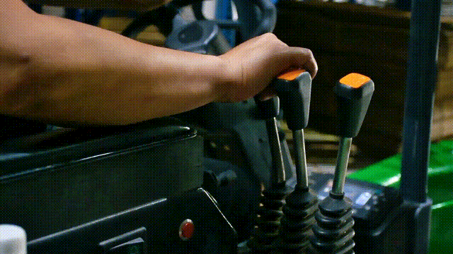 MIMA鉸接式叉車起升.gif MIMA鉸接式叉車起升.gif