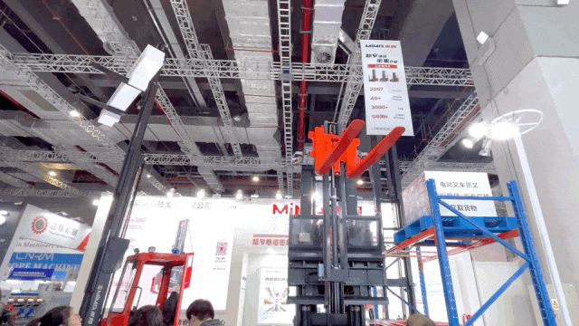 米瑪三向叉車演示.gif