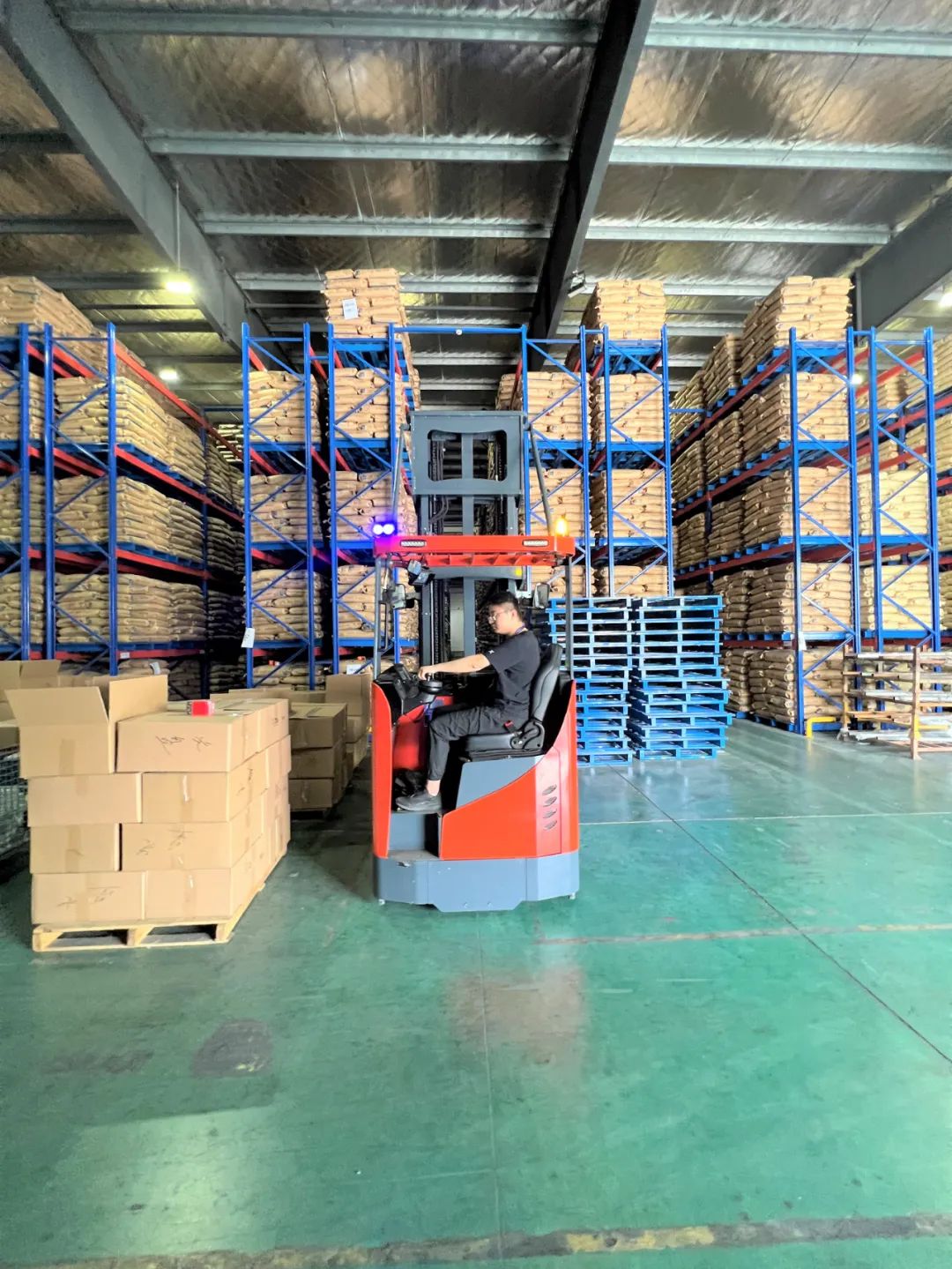 米瑪電動三向叉車.jpg 米瑪電動三向叉車.jpg