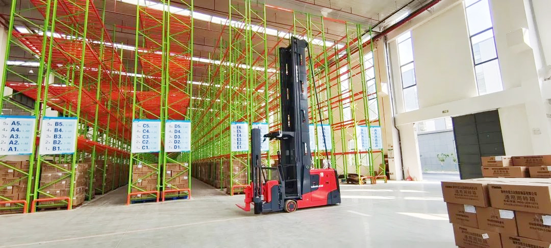 米瑪三向電動(dòng)叉車(chē).jpg 米瑪三向電動(dòng)叉車(chē).jpg