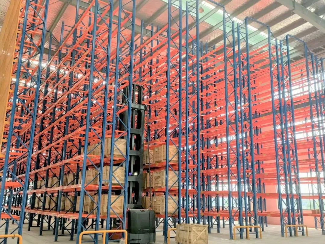 米瑪三向電動(dòng)叉車-人上型.jpg 米瑪三向電動(dòng)叉車-人上型.jpg