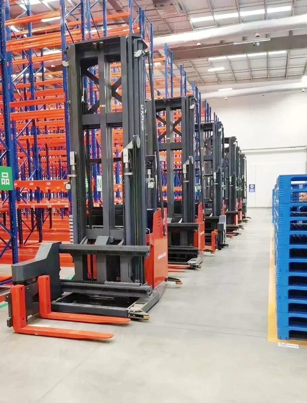 米瑪MiMA站駕三向堆垛車.jpg 米瑪MiMA站駕三向堆垛車.jpg