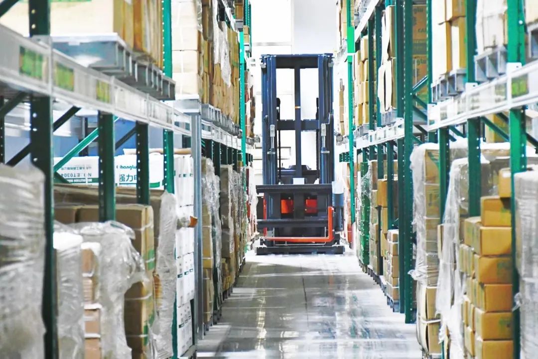 MiMA米瑪站駕式三向堆垛車MC15.jpg MiMA米瑪站駕式三向堆垛車MC15.jpg