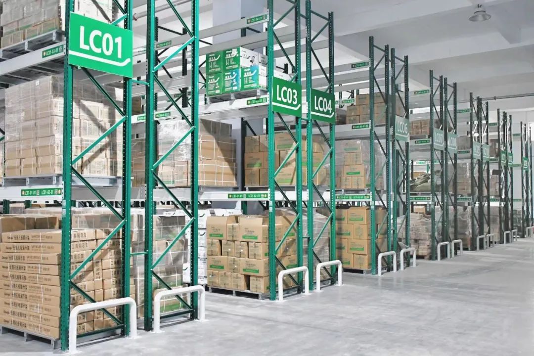 MiMA米瑪站駕式三向堆垛車MC15-1..jpg MiMA米瑪站駕式三向堆垛車MC15-1..jpg