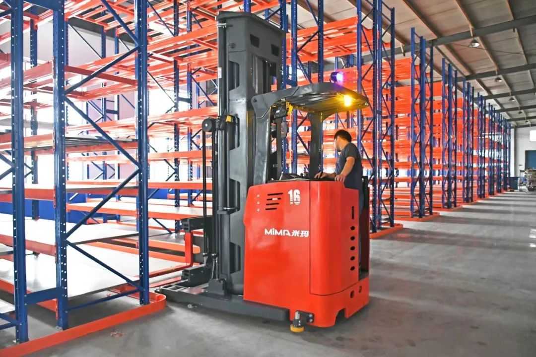 米瑪站駕三向叉車-1.jpg 米瑪站駕三向叉車-1.jpg
